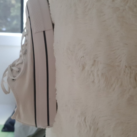 Women's Converse sneakers size 7 - Picture 3 of 7